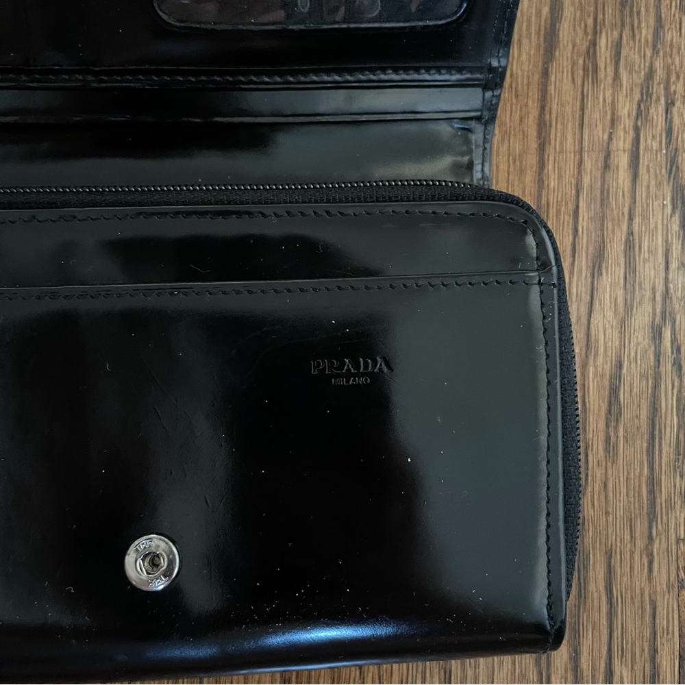 ❌ SOLD ❌ Vintage Prada Wallet - Picture 5 of 5